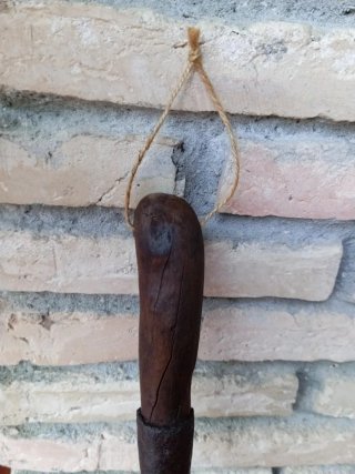 Raedera antigua de madera y metal