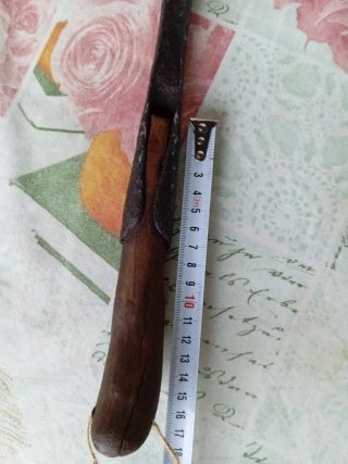 Raedera antigua de madera y metal