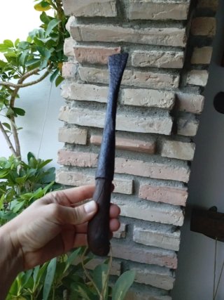 Raedera antigua de madera y metal