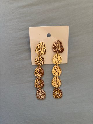 Pendientes largos dorados martillados fiesta