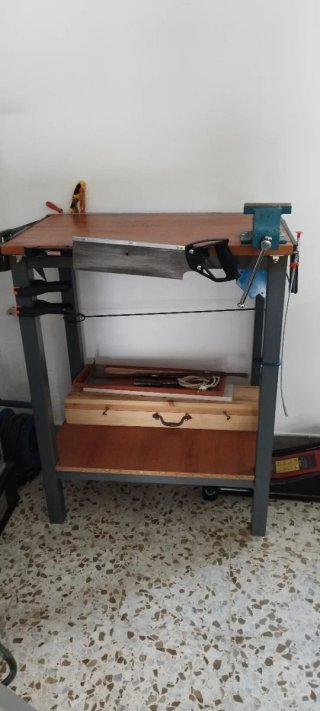 Banco de trabajo con tornillo y sierra