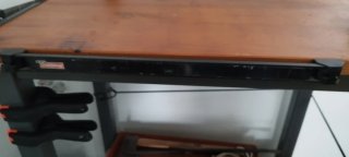 Banco de trabajo con tornillo y sierra