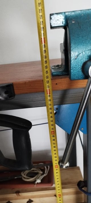 Banco de trabajo con tornillo y sierra