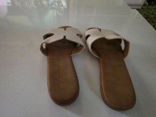 Sandalias blancas y marrones