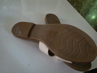 Sandalias blancas y marrones