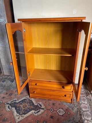Mueble de salón de madera con vitrina