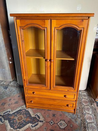 Mueble de salón de madera con vitrina