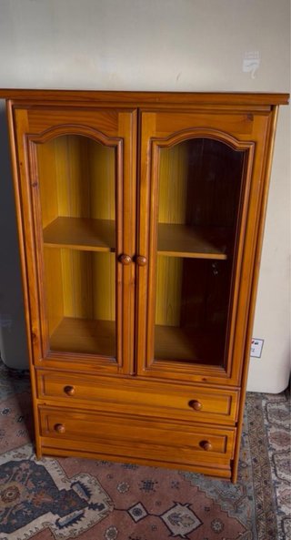 Mueble de salón de madera con vitrina