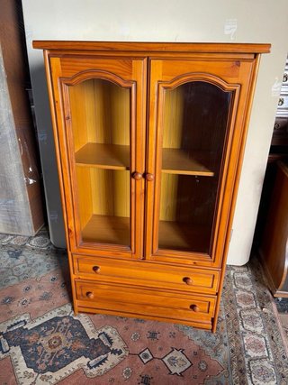 Mueble de salón de madera con vitrina