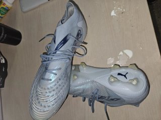 Zapatos de fútbol Puma blancos y azules