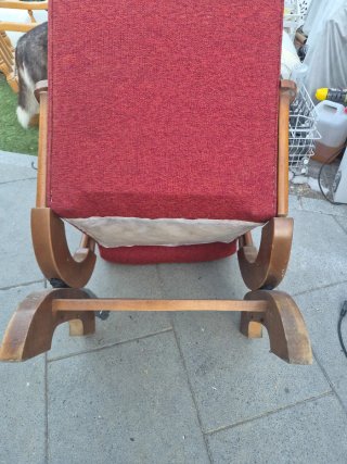Mecedora de madera y tela roja