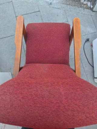 Mecedora de madera y tela roja