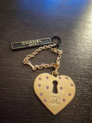 Charm Corazón Chanel con Piedras Rosas