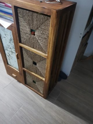 Mueble auxiliar madera con cestas