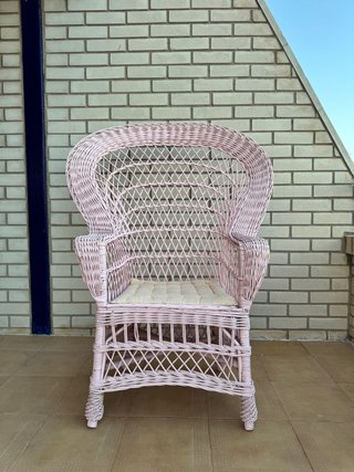 Sillón de mimbre rosa estilo peacock