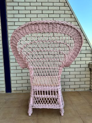 Sillón de mimbre rosa estilo peacock
