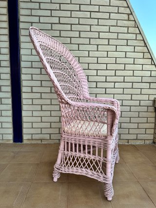 Sillón de mimbre rosa estilo peacock