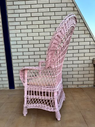 Sillón de mimbre rosa estilo peacock