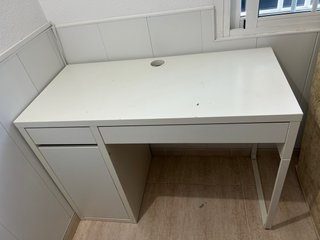 Escritorio blanco con cajón