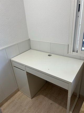 Escritorio blanco con cajón