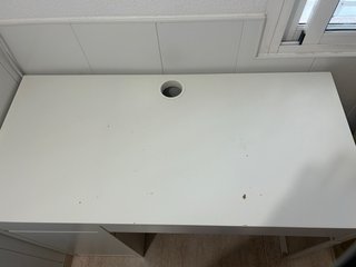 Escritorio blanco con cajón