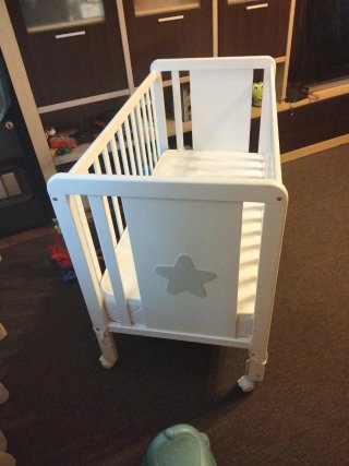 Cuna de bebé blanca con estrella