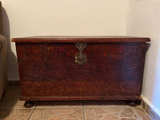 Baúl de madera labrada