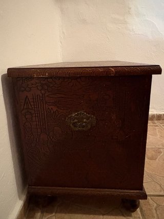 Baúl de madera labrada