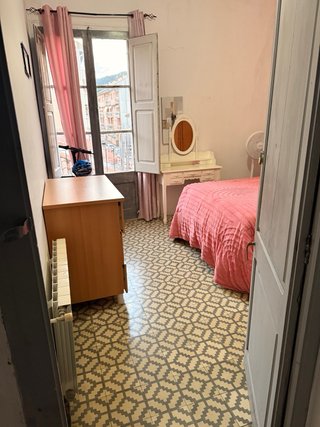 Alquilo habitacion en olot, solo chica