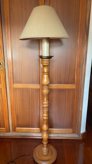 Lámpara de pie rústica de madera