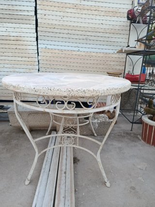 Mesa rústica piedra y metal