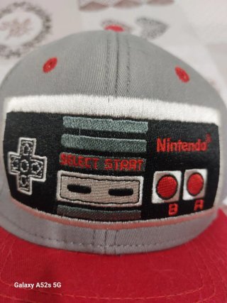 Gorra Nintendo NES Controller Gris y Roja