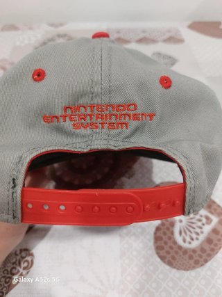 Gorra Nintendo NES Controller Gris y Roja