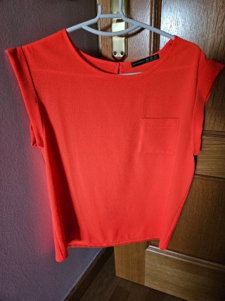 Blusa coral manga corta con bolsillo