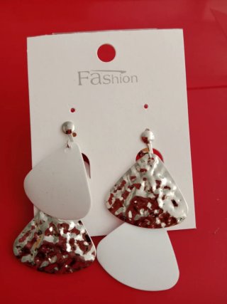 Pendientes plateados y blancos