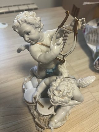 Figura de porcelana con ángeles músicos