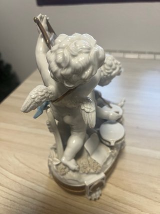 Figura de porcelana con ángeles músicos