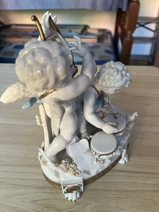 Figura de porcelana con ángeles músicos