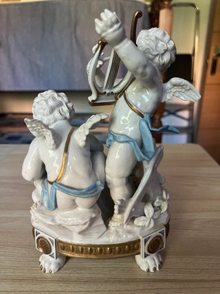 Figura de porcelana con ángeles músicos