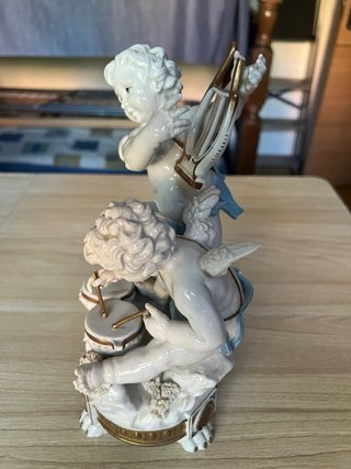 Figura de porcelana con ángeles músicos