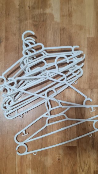 39 Perchas de Plástico Blancas