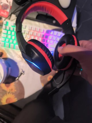 Cascos gaming negros y rojos con micrófono