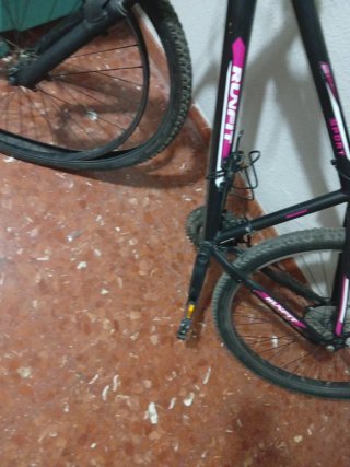 Bicicleta RUNFIT Negra con Detalles Rosas