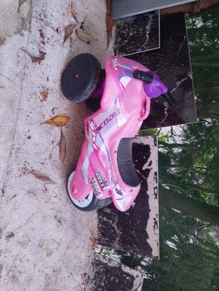 Moto de juguete rosa
