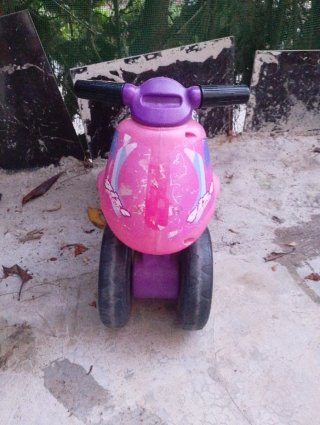 Moto de juguete rosa