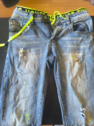 Pantalones vaqueros desgastados con cordón