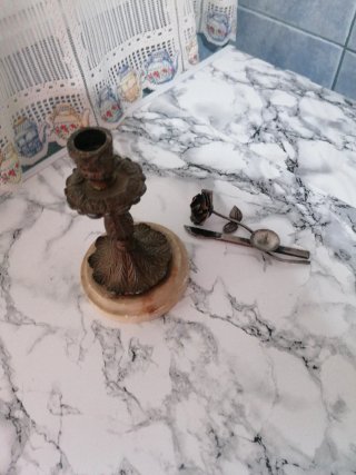 Candelabro antiguo de mármol y metal