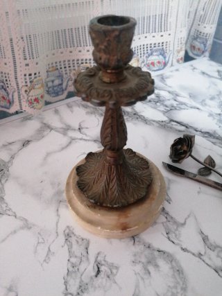 Candelabro antiguo de mármol y metal