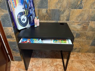 Escritorio negro de madera