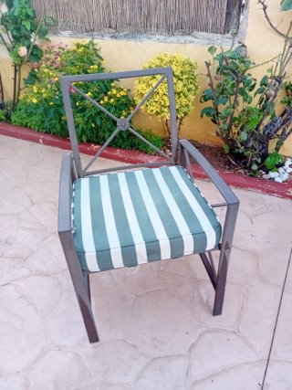 Silla de forja con cojín a rayas